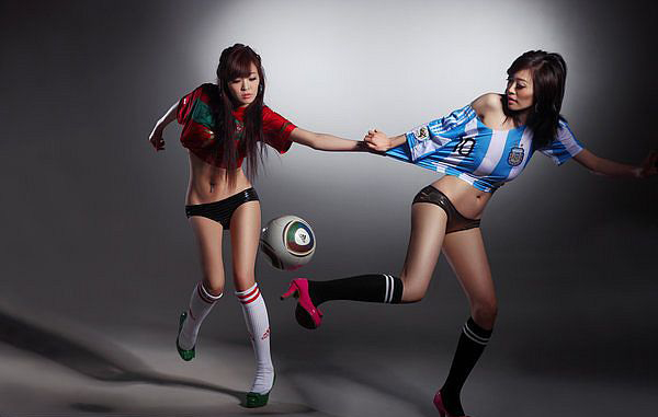 双胞胎姐妹比基尼出镜性感写真助兴世界杯_美图