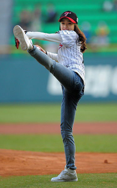 孙妍在棒球赛开球“国民萝莉”露灿笑
