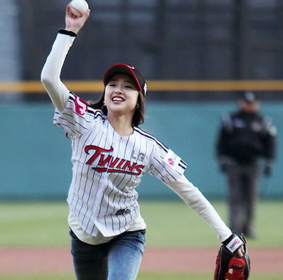 孙妍在棒球赛开球“国民萝莉”露灿笑