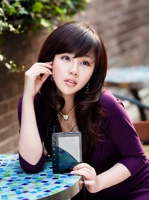 紫色数码美女浅媚性感街拍