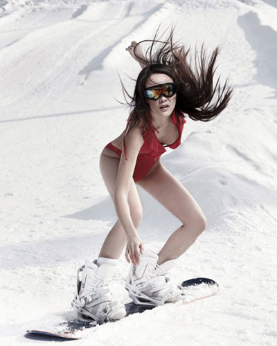 性感模特玩滑雪冰壶穿比基尼拍冰雪大片