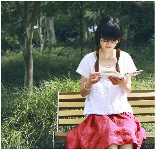 清纯眼镜学生妹爱学习