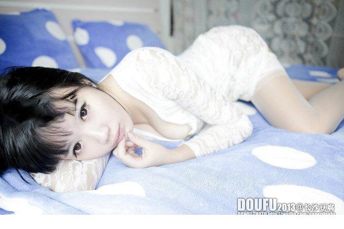 可爱美眉床上酥胸爱自拍