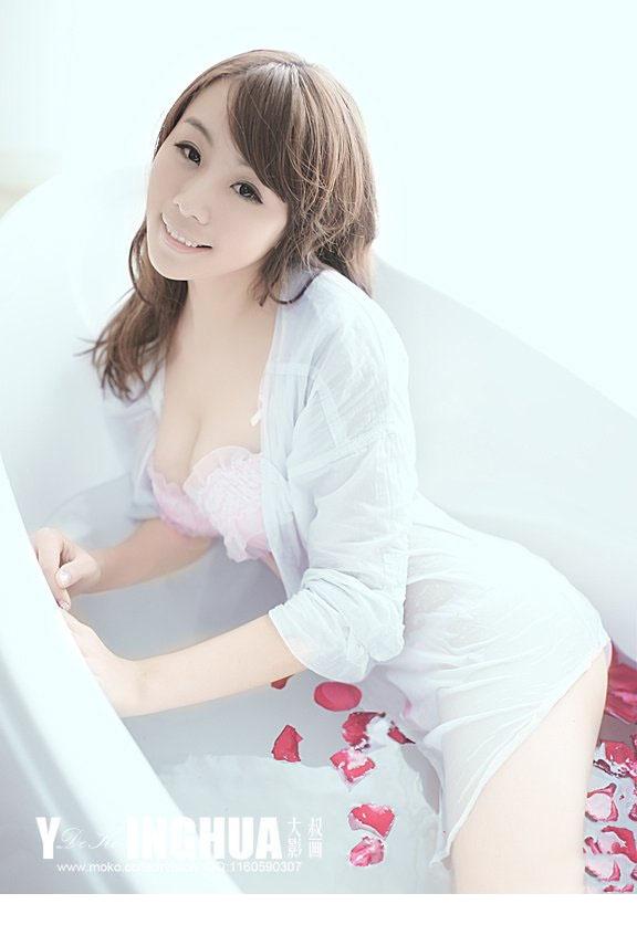 浴池美人记雪白肌肤傲人双胸