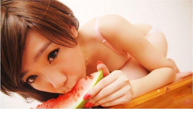 90后性感美眉居家酥胸私房照
