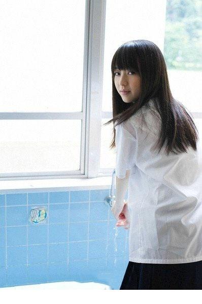 逢泽莉娜高中时代清纯可人的学生装