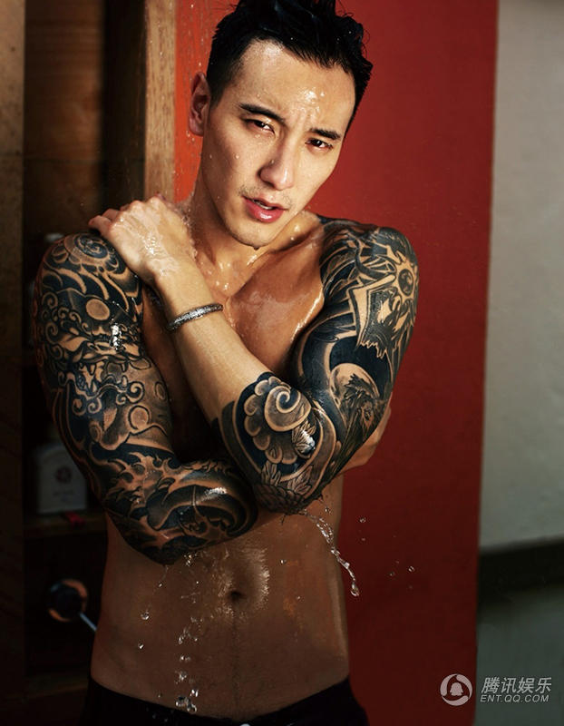 台湾肌肉男王阳明赤裸上身写真