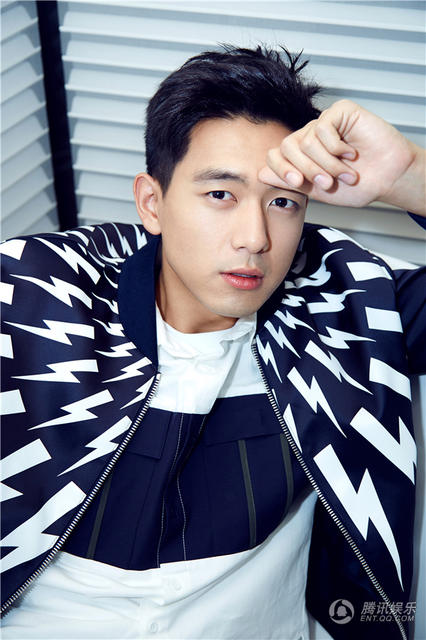 90后帅哥李现时尚质感写真展暖男范