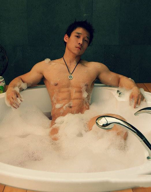 身材好的肌肉帅哥洗澡全裸诱惑
