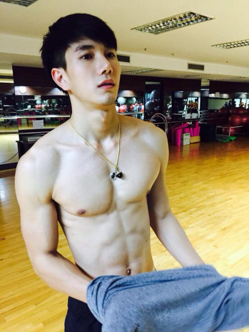 韩国帅哥图片 健身房肌肉帅哥图片