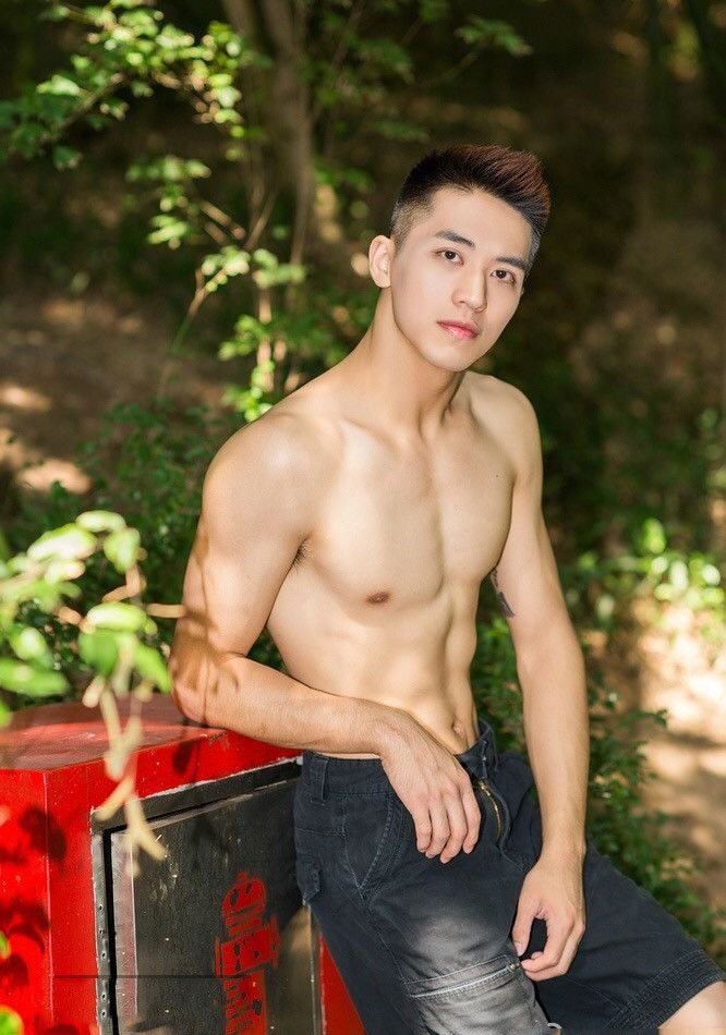 许魏洲肌肉照 多图半裸秀性感腹肌