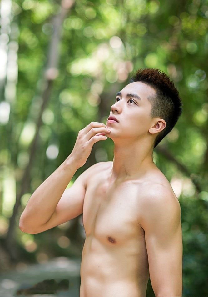 许魏洲肌肉照 多图半裸秀性感腹肌