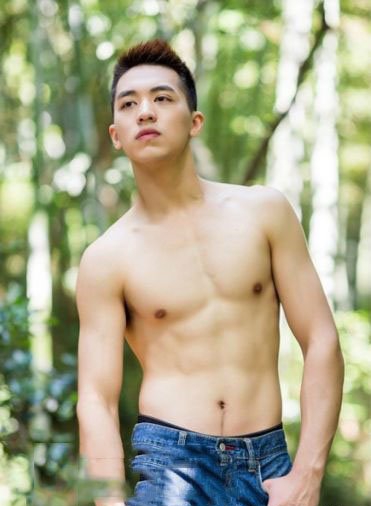 许魏洲肌肉照 多图半裸秀性感腹肌