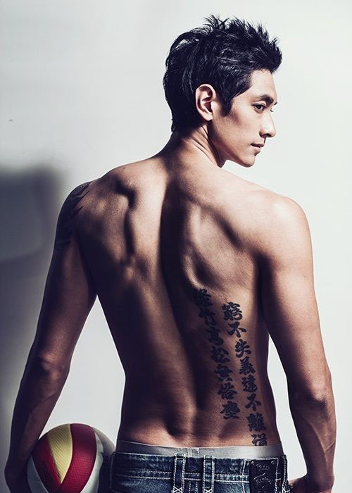韩国男排金耀涵图片 八块腹肌+霸气纹身帅到爆