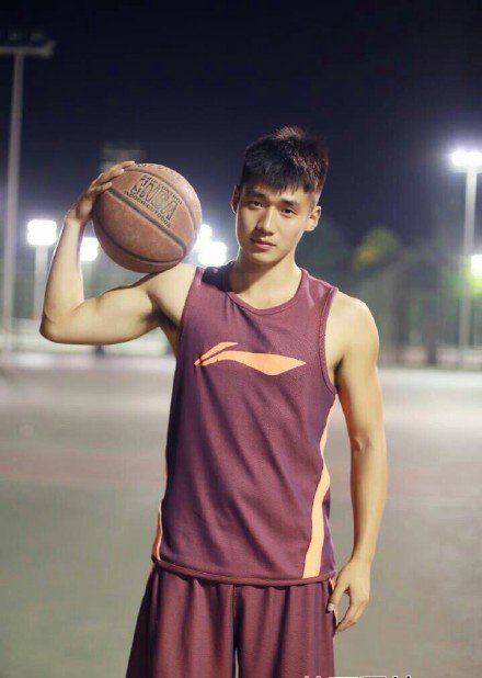 篮球帅哥 打篮球的男生