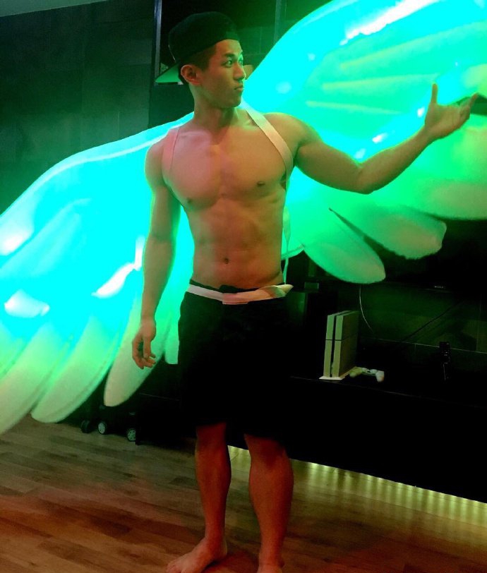 小鲜肉肌肉男图