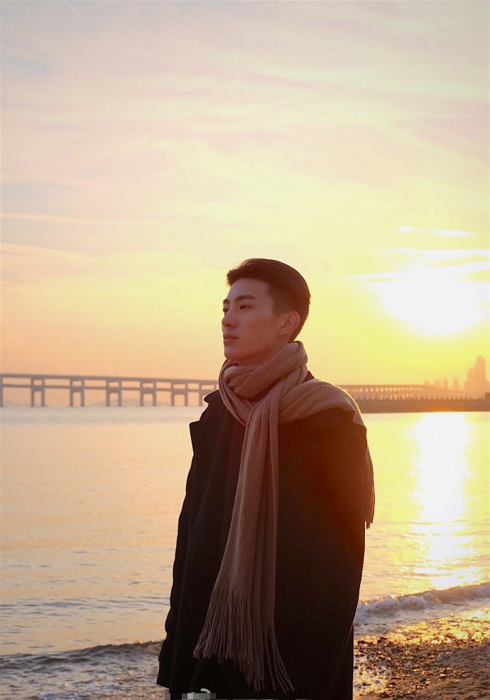 帅哥在海边图片