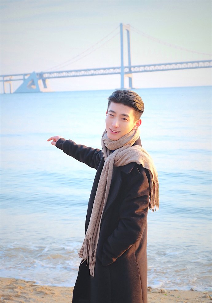 帅哥在海边图片