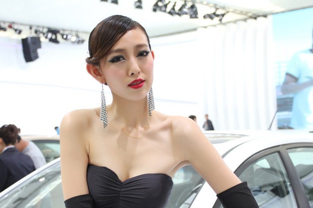 车模深V礼服扮演性感少女