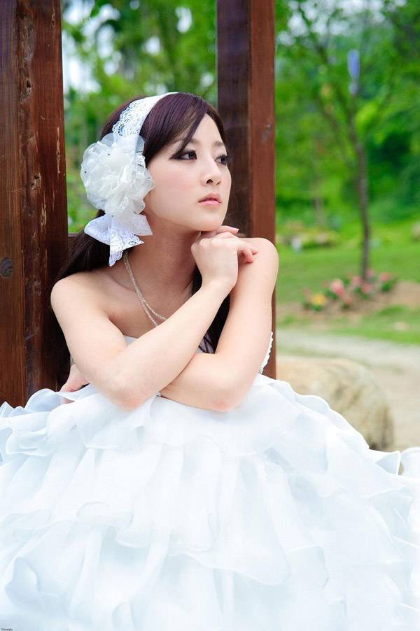 清纯美女果子唯美婚纱奉献不知花落谁家