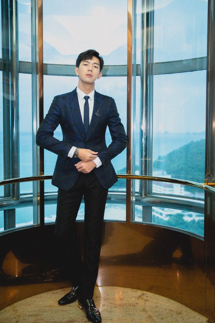 成熟系李现釜山正装拍摄图片欣赏