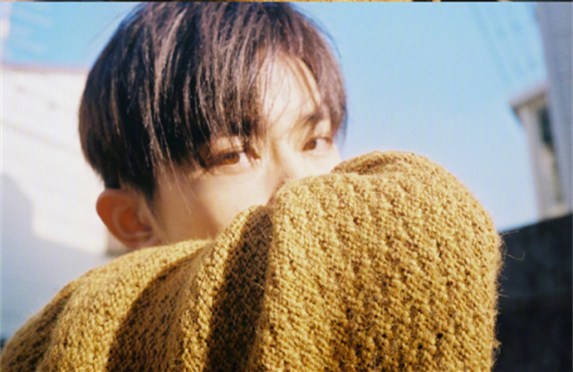 易烊千玺拾贰画之日系写真棕黄毛衣的少年，点染秋日午后的时光