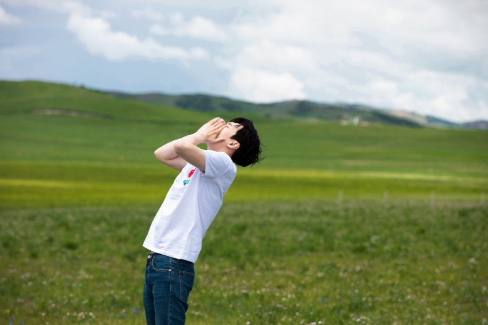 一组张艺兴草原帅气写真图片欣赏