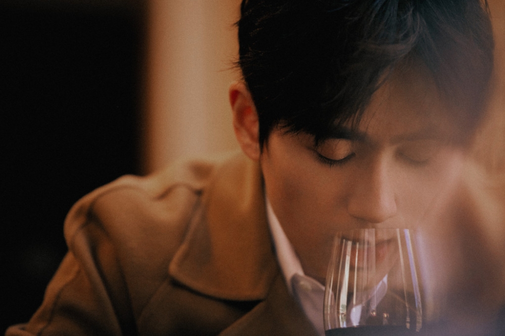 朱一龙儒雅帅气那红酒杯的写真图片欣赏