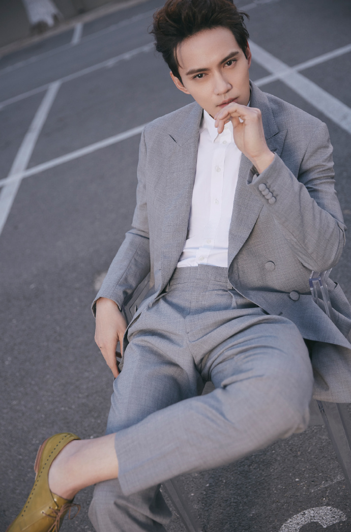 一组徐正曦穿西装帅气的高清图片欣赏