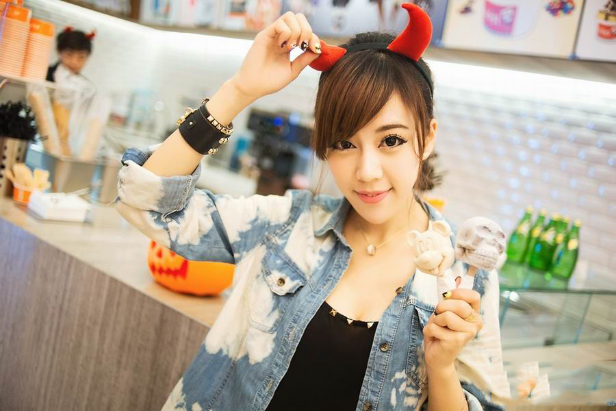 美女萌萌性感黑丝美腿酥胸诱惑