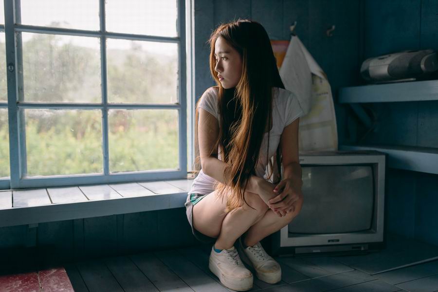 白嫩美女清纯迷人酥胸写真