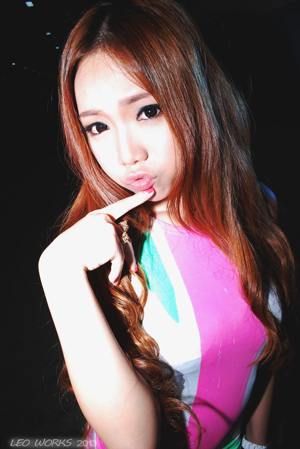 90后美女迷人夜色唯美