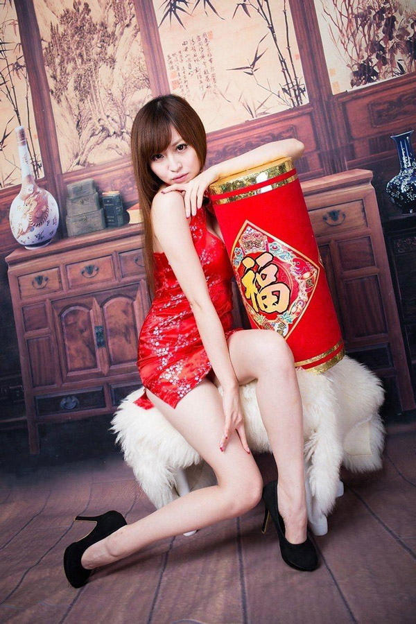美女陈佳筠Lucy酥胸美腿新年写真