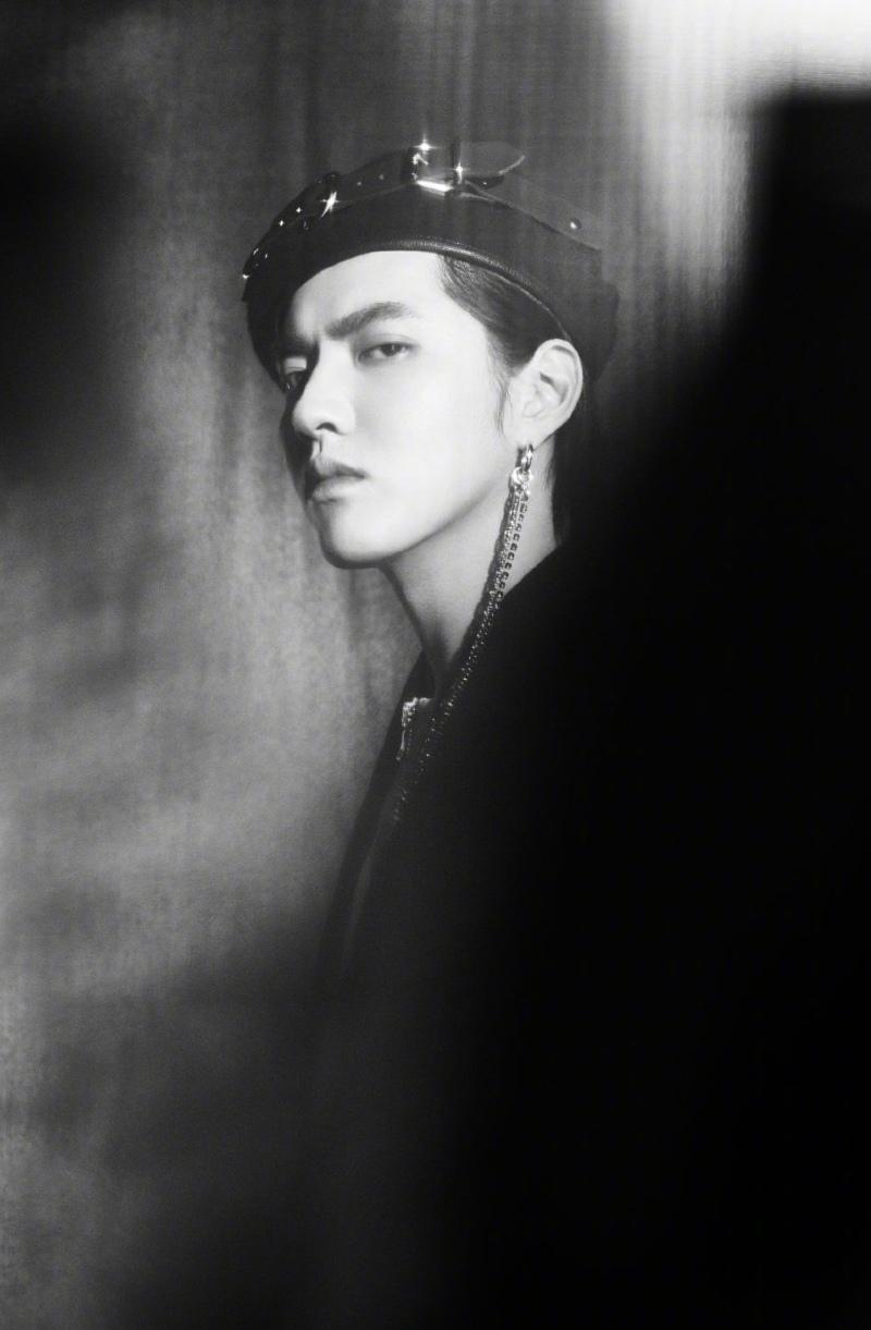 吴亦凡时尚帅气黑白写真图片