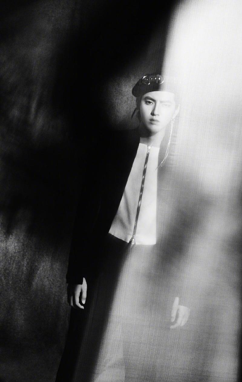 吴亦凡时尚帅气黑白写真图片