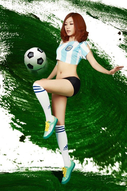 足球宝贝刘闻雯拍写真助阵世界杯