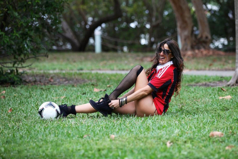 意大利超模穿着AC米兰球衣和黑色性感小内裤在公园练球