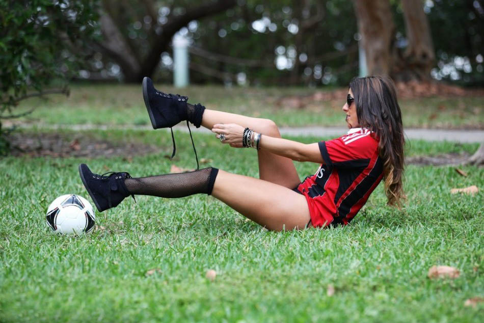 意大利超模穿着AC米兰球衣和黑色性感小内裤在公园练球