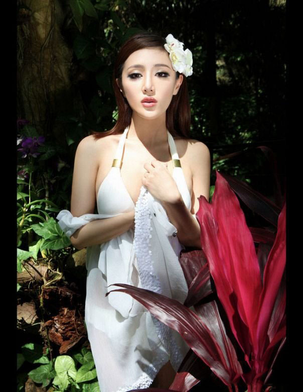 森林里的性感白衣天使