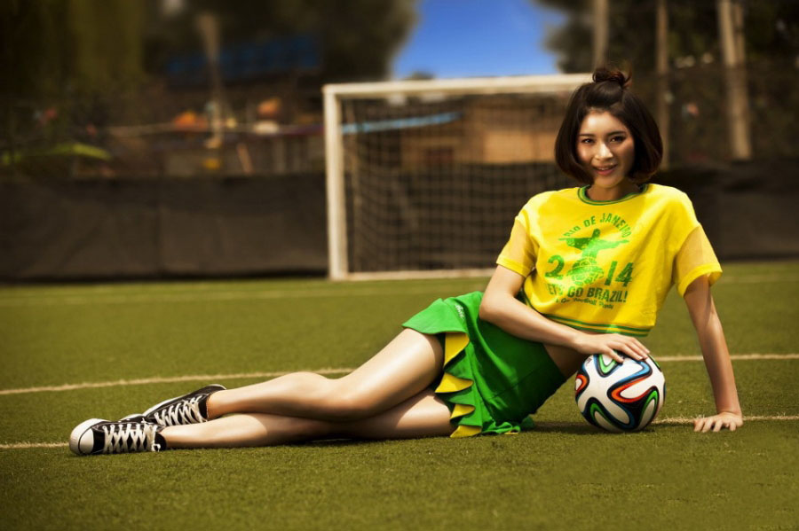 蒋菲菲首次写真曝光化身足球宝贝助威世界杯