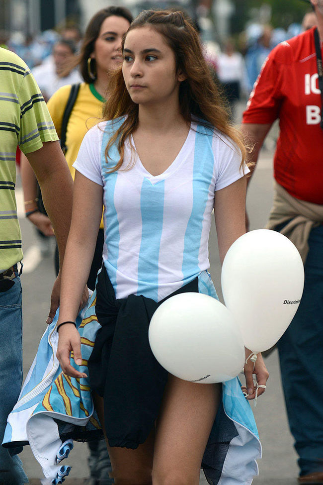 世界杯球场美女合集阿根廷伊朗球迷各领风骚