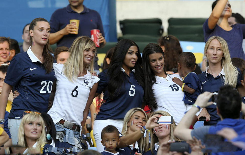 世界杯球场美女合集阿根廷伊朗球迷各领风骚