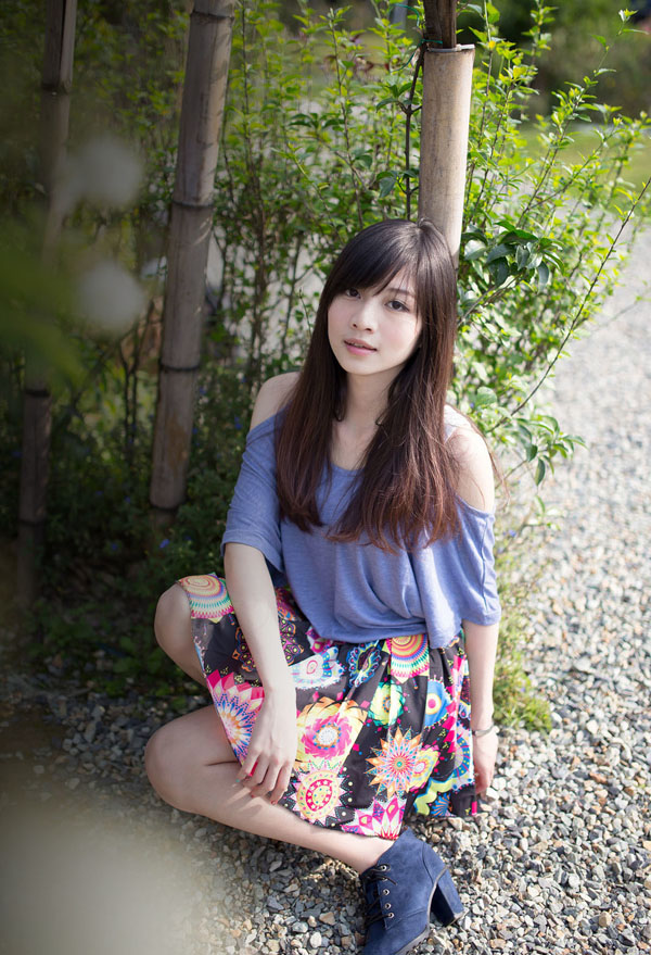90后美女清纯迷人户外写真