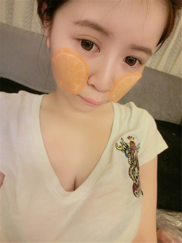 白嫩美女刘六宁性感酥胸自拍
