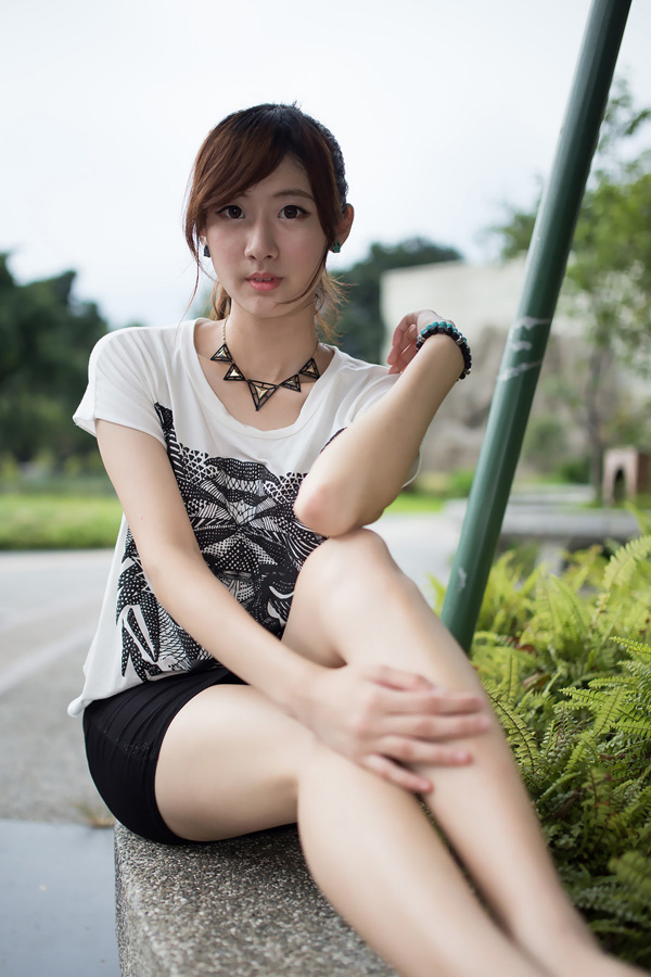 极致美女美腿茉晶街拍迷人写真