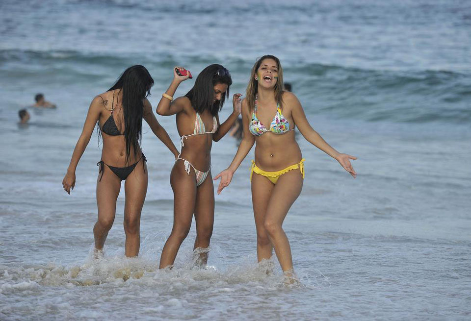 巴西海滩性感无边女球迷戏水风情万种
