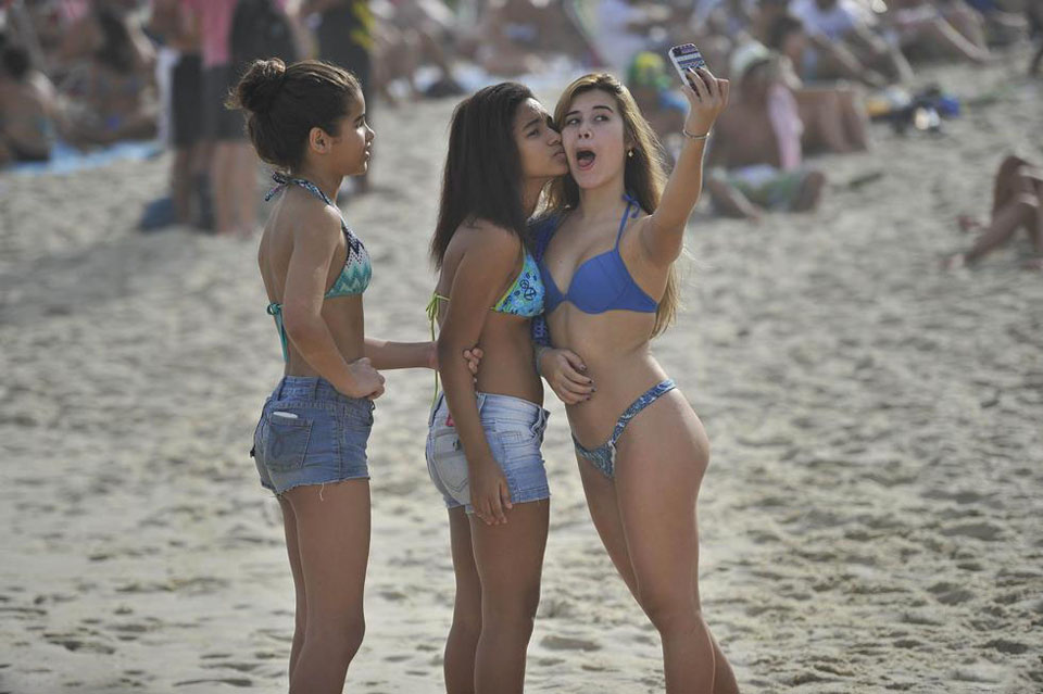 巴西海滩性感无边女球迷戏水风情万种