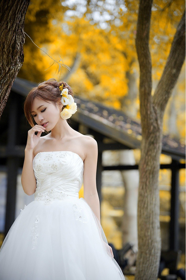 白色婚纱Vika迷人甜美写真