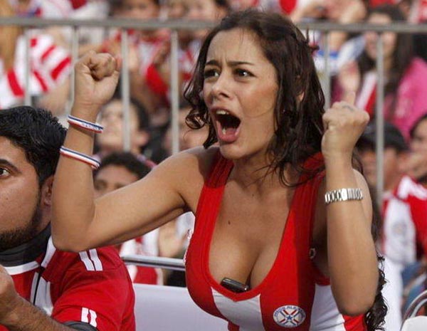 中国乳神樊玲巴西助阵世界杯盘点那些美女球迷上演胸夹手机