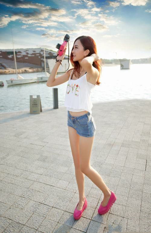 清纯美女短裤秀性感美腿